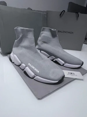 Grå Balenciaga Speed Trainer sneakers - Grå Balenciaga Speed Trainer sneakers som är väldigt bekväma och snygga. Svåra att få tag på. Dom är helt nya och feta för sommaren även nu. Pris kan diskuteras! Skorna sitter jätte bra. Väldigt svåra att få tag på 