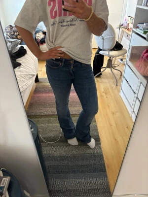 Snygga bootcut jeans  - Jättesnygga jeans från vero Moda jag är 162💕aldrig använda