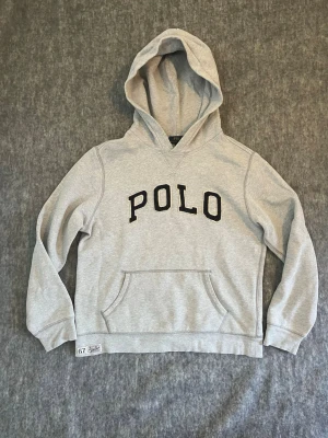 Hoodie från Polo Ralph Lauren - Snygg grå hoodie från Polo Ralph Lauren. Junior 14-16 vilket motsvarar xxs/xs. Hör gärna av er vid frågor👍