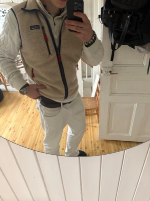 Patagonia väst - Snygg patagonia väst, typ nyskick. Den är i storlek L och jag är 183 lång, hör av er vid funderingar!