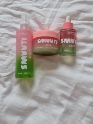Smuuti Watermelon Dew Toner Mist - Fräsch toner mist från Smuuti Skin med vattenmelon, perfekt för att återfukta och ge glow. Ni kan se hur mycket som har använts på bilderna men ska vara tydlig med att jag aldrig lagt serumet direkt på huden utan alltid droppat på handen först! Och krämen är knappt använd bara 4-5 ggr! Bra skick på allt men säljer då jag har fått nya produkter! Nypris - 179, 210, 155 (när jag köpte) men säljer alla tillsammans för 150!