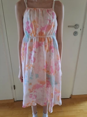 Färgglad klänning - Söt färgglad klänning från hm. Klänningen är i stl 128 men skulle säga att det passar upp till stl 140. Skriv vid intresse!