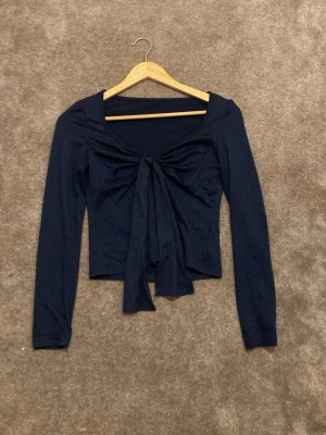 Fin tröja 💙 - Säljer en jätte fin tröja i xxs/xs tror jag  (det finns ingen lapp) den är från SHEIN 🫶🏻 perfekt till allt 💕