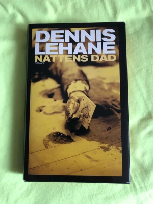 Snygg och spännande bok. Nattens dåd av Dennis Lehane - Säljer romanen 'Nattens dåd' av Dennis Lehane. Boken har ett svart och gult omslag med en dramatisk bild och tydlig titel i vitt och guld. Inbunden med hårda pärmar. Perfekt för dig som gillar en både snygg och spännande bok. 45kr