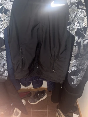 Nike jacka  - Säljer en limited edition Nike windbreaker den är lätt och passar perfekt nu når våren är här. Vattentät och lyser vid kontakt med ljus för dig som vill sticka ut men ändå hålla det simpelt priset kan diskuteras och postats samma dag.