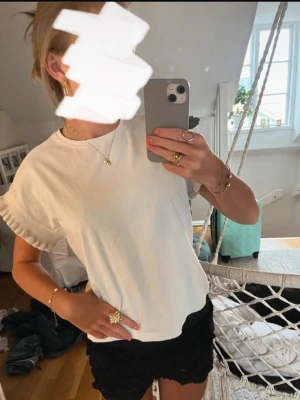 Tröja med volangärmar  - Jättesöt tshirt med volangärmar som inte kommer till användning. Fint skick då den är använd fåtal gånger. Storlek 152 från Zara, men passar mig som vanligtvis är en XS eller XXS☺️