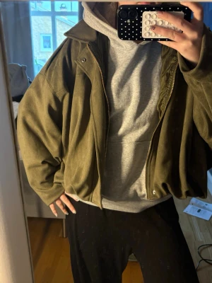 Olivgrön oversized jacka med dragkedja - Säljer en olivgrön oversized jacka med dragkedja framtill och bred krage. Jackan har en loose passform. Även denna är en liknande zara jacka som är perfekt till våren. Vet inte var den är ifrån.