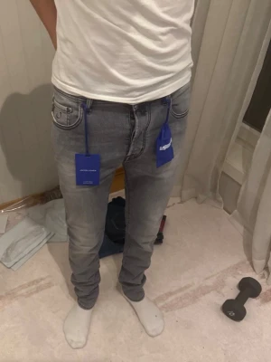 Jacob Cohën Bard, strl 31 - Säljer ett par helt nya jeans ifrån Jacob Cohën i modellen Bard. De är i en snygg grå tvätt med stretchiga material, vilket gör dem väldigt bekväma. Strl 31: truetosize. Just den beiga näsduken har tyvärr försvunnit, men resten av alla tags medkommer. Hör av er vid frågor och funderingar! Pris kan diskuteras vid snabb affär!