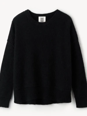 By malene birger tröja❣️ - Köptes på vinted för 1300kr men är aningen liten! Lapparna togs bort av den förra ägaren men den är i strl XS, är lite kortare i ärmarna men ingen särskilt, nypris 2800❣️❣️