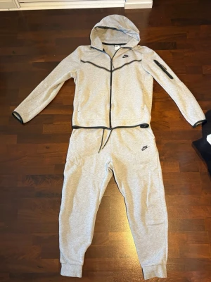 Gråa mjukisbyxor från Nike - Säljer Nike teech