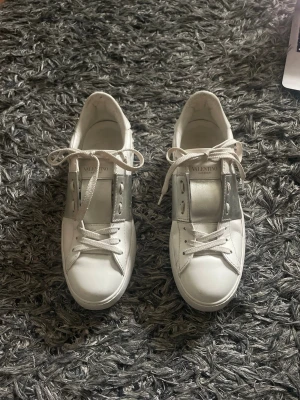 Vita Valentino sneakers med silverdetalj - Snygga vita sneakers från Valentino. Köpta på miinto.