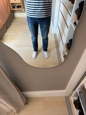 Apc selvedge jeans - Mörkblå Apc selvedge jeans med snygga fades och bra passform! Modellen är 182 ca 70kg och sitter lite litet i midjan! 