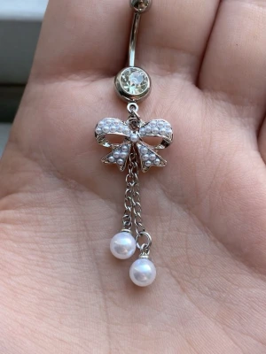 💍NY Oanvänd navelpiercing i 316L Kirurgiskt Stål💍 - 🔥 ERBJUDANDE: Få 30% rabatt när du köper 2 valfria piercingar! 🔥  Passa på att fynda och uppdatera din smyckessamling 💖 Skicka ett meddelande vid intresse eller frågor!