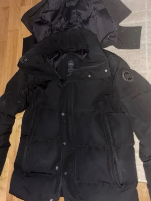Canada Goose jacka - Snygg Canada goose den är äkta köpt för 19 tusen kronor för 2 månader sen bra skick den har qr kod super snygg passform snyggaste jackan jag haft i mitt liv tror jag vill behålla till nästa vinter fast om någon köper för dehör priset säljer jag.😃