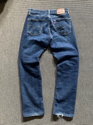 Levi's 511 - Klassiska blå jeans från Levi's med rak passform. Jeansen har riktigt fet tvätt. Tillverkade i slitstarkt denim. Priset kan diskuteras!!!