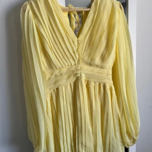 Ljusgul klänning - Använd några gånger men är i väldigt bra skick