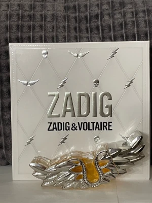 Zadig & Voltaire Zadig eau de parfum - Zadig & Voltaire  Zadig eau de parfum 50ml  endast testad lite kanske 3-4ml. Se bilder. Body lotion 50ml oöppnad och oanvänd.  Köpt på notino och är äkta. 
