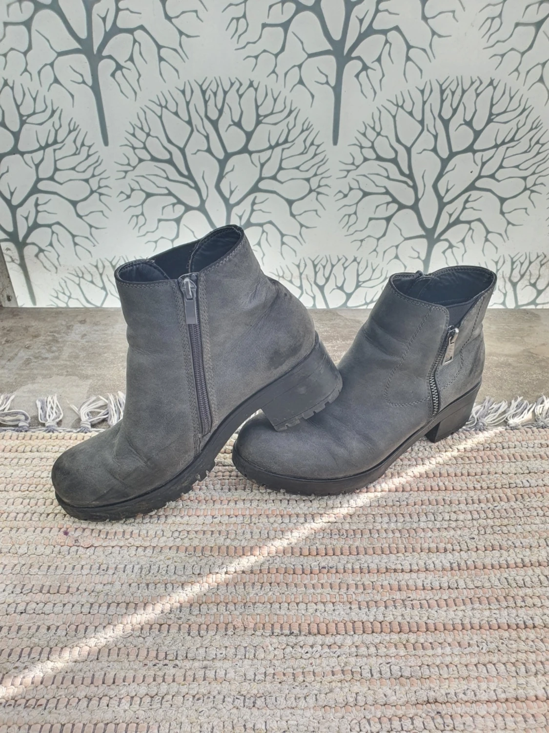 Gråa stövletter med dragkedja - 1