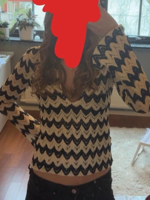 Zick zack topp - Strandklänning med zig zag mönster men går att vika upp till en tröja istället 