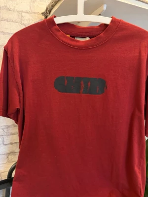  Gallery Dept. - Snygg mörk röd t-shirt från Gallery Dept. med svart tryck på bröstet. Klassisk rund halsringning och korta ärmar. Tillverkad i mjuk bomull som känns skön mot huden. Tas väl hand om innan den skickas ut så du får bäst resultat som möjligt, oanvänd bara testat på, det är bara att skriva för bättre bilder eller frågor 