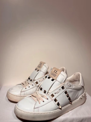 Vita Valentino skor - Säljer ett par vita valentino open skor storlek 36/37 dom är använda med i väldigt bra skick. Priset är ej bestämt och kom med frågor och funderingar😊