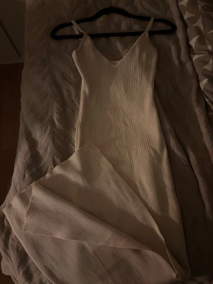 Klänning  - Strechig klänning med en liten slots vid sidan. Aldrig använt 