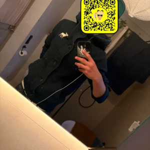 Mörkblå hoodie från Abercrombie - Säljer en mörkblå hoodie från Abercrombie & Fitch. Sen ser svart ut på bild med den är mer mörk blå. Riktigt skön hoodie