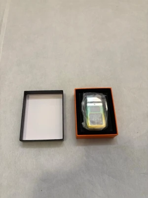 Elektronisk tändare med LED-display - Elektronisk tändare i silver och transparent plast med blå LED-display och digital indikator. Locket är genomskinligt och tändaren har en futuristisk design med flera knappar och laddningsport. Perfekt för dig som gillar coola gadgets.