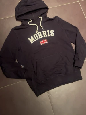 Morris mörkblå hoodie med tryck - Tjena säljer nu en riktigt snygg mörkblå Morris hoodie. Storlek M med riktig najs passform! I nyskick, priset går att diskutera vid snabb affär😁🤞