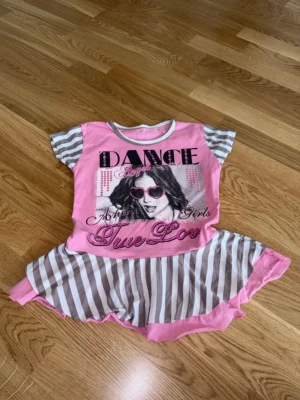 Topp 9 år - Gullig volangtopp från ÖzKa. Står ej storlek men står 9, dvs 9 år.  Finns ett pyttelitet hål från prislappen på baksidan, men den är knappt synlig, se sista bilden.