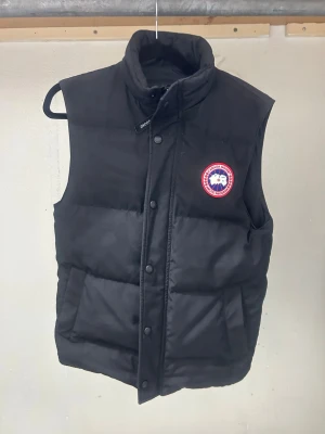 Canada Goose Garson  - Hej säljer just nu min väst som jag inte har nån användning. Säljer den på grund av färgen som jag tycker har har försämrat, rekommenderar verkligen västen för som nån kan färga om den till originala färgen. Pris går att diskutera 