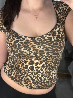 Leopardmönstrad croppad topp - Super söt leopard topp som inte kommer till någon användning. Toppen passar även S/36