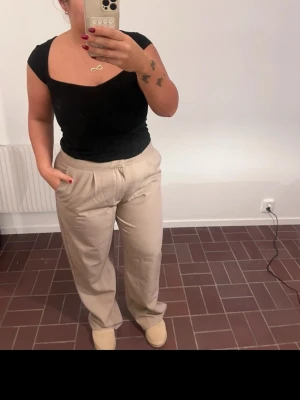 Beige kostymbyxor straight leg 🤍 - Beige kostymbyxor med rak passform 🤍 Sitter så snyggt på och passar till allt – både vardag & mer uppklätt  Bekväma med fin passform  Bra skick  Säljer pga används inte längre