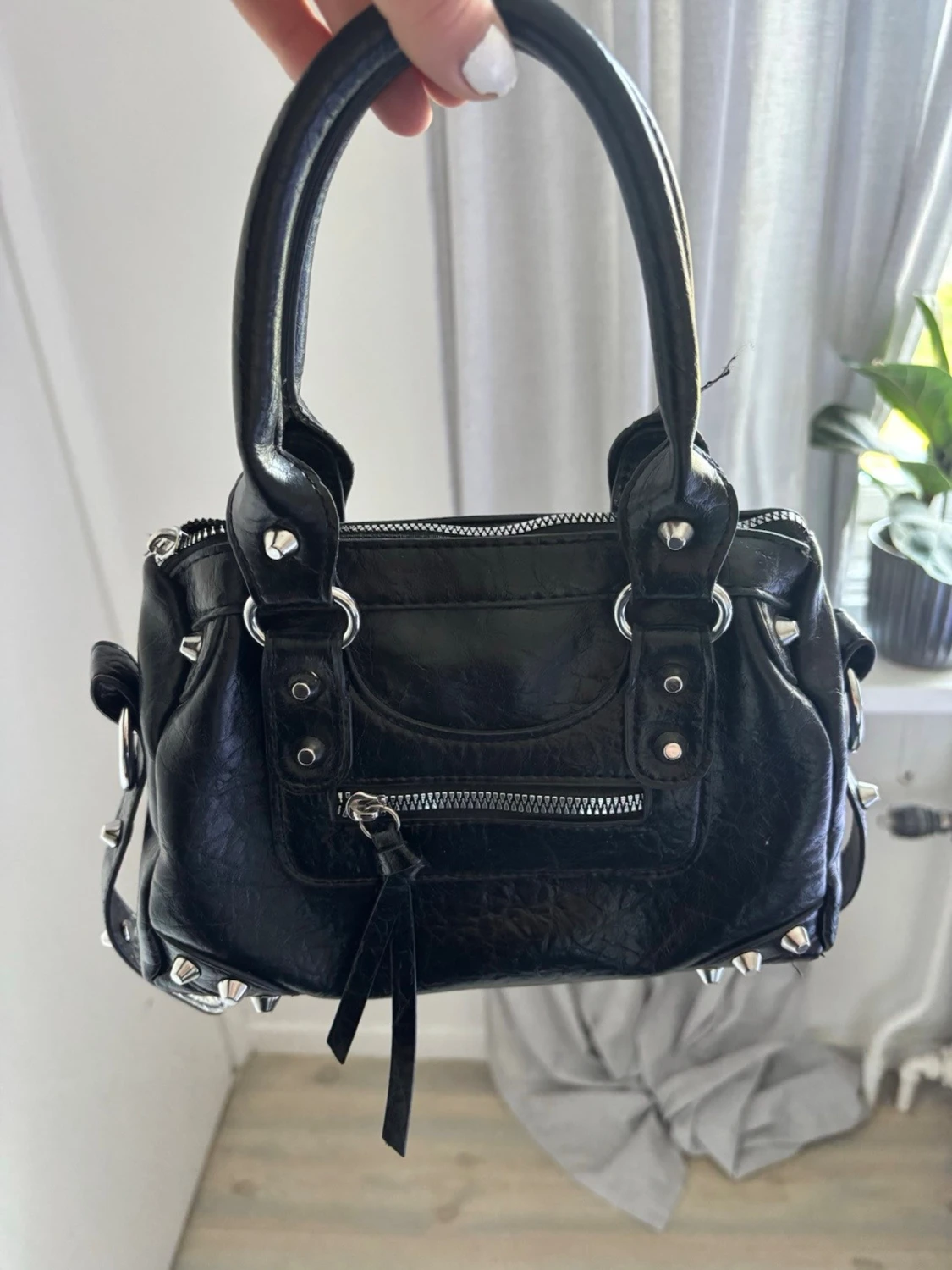 Svart handväska med silverdetaljer