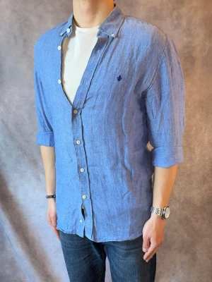 Blå Morris Linneskjorta - Stl S - Riktig snygg Morris Linneskjorta i blått, perfekt till sommaren som närmar sig! 🏖️🌊 | Bra skick: 8/10, missfärgad i kragen, syns lite på utsidan  ! | Stl: S |  Modellen är 177cm och väger 74kg, sitter grymt | Hör av dig vid frågor // Galgen 🫡 