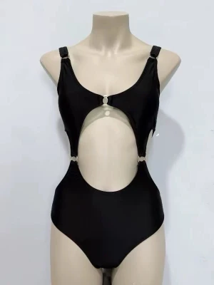 Svart cut-out baddräkt med ringdetaljer M - Trendig svart baddräkt med cut-out design och tre silvriga ringdetaljer framtill. Justerbara axelband och högt skuren modell som framhäver figuren. Perfekt för stranden eller poolen. Materialet är stretchigt och bekvämt, troligtvis i nylon eller polyesterblandning.