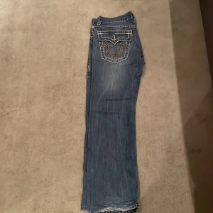 True Religion Jeans - Ovanliga True Religions med sjukt snygga bakfickor i bra skick. Passar perfekt mig som är 188!