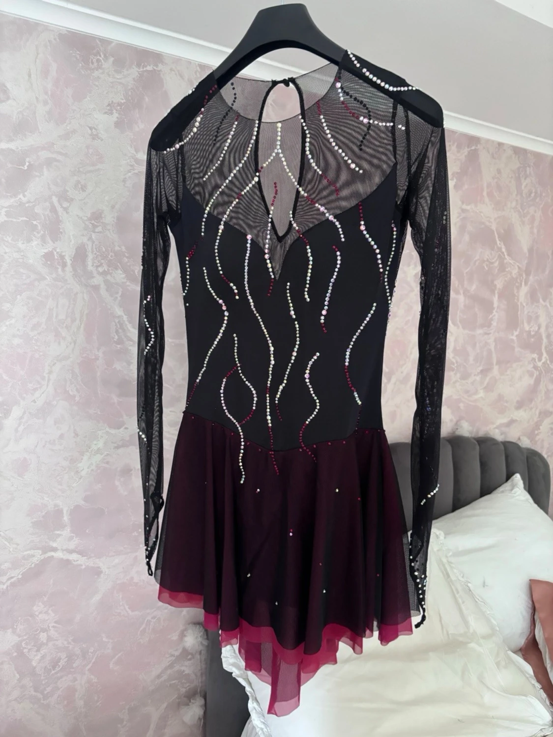 Svart konståkningsklänning