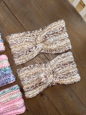 Brunt virkat pannband  - Snyggt pannband virkat i olika nyanser av brunt & vitt 🤎🤍 Passar vuxen!