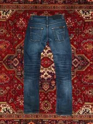 Dry Nudies - Tjääna👋! Här säljer jag mina helt otroliga dry nudie jeans! Modellen är thinn finn och sitter slim, storleken är 29/32 sitter som 29/30. Skicket är 10/10 förutom ett litet hål i fickan som går att laga gratis hos nudie. ‼️Pris går alltid att diskutera, tveka inte på att fråga mig om du behöver mer information! ✌️