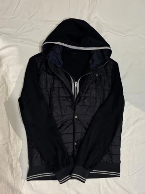 Mörkblå cardigan med luva  - Mörkblå cardigan / vårjacka med luva. Den har både dragkedja och knappar, och är perfekt nu mot våren och sommarkvällarna. Bra skick. Storlek XL, sitter som M. Skriv vid minsta intresse 😀