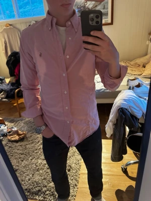 Ralph Lauren skjorta - Snygg rosa Ralph lauren skjorta  | Kanon skick | Modellen på bilden är 182 och väger 70 kg | P116