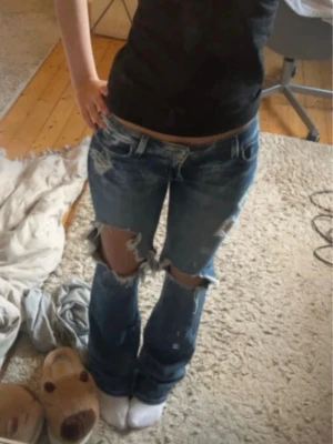 Snygga jeans med hål - Säljer ett par as snygga blåa jeans med slitningar, köpte här på plick men dem passa tyvärr inte så säljer vidare!o köpte för 1000kr men pris kan nog diskuteras midjemått 35,5 innerbenslängd 83,5 hon på bilden är 164!💓