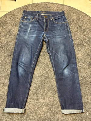 Nudie selvedge jeans - Säljer dessa sjukt feta selvedge jeans från Nudie! Modellen är gritty Jackson som har en slim/straight passform! Riktigt snygga fades!