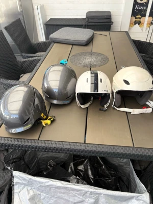 Skidhjälmar från Everest och Wedze - Fyra skidhjälmar i vitt och grått från Everest och Wedze. Hjälmarna har ventiler för bra luftflöde och justerbara hakband. Perfekta för vinterns skidåkning eller snowboard. Snygg och sportig design som passar både tjejer och killar. Varje vara kostar 100 kr styck