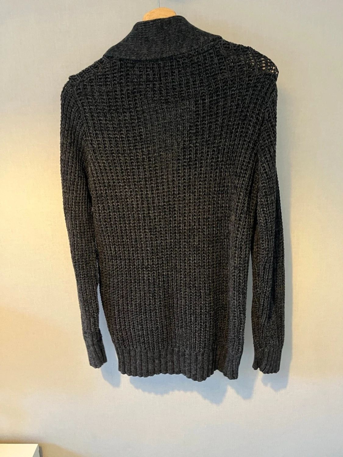 Mörkgrå stickad kofta med knappar - 1