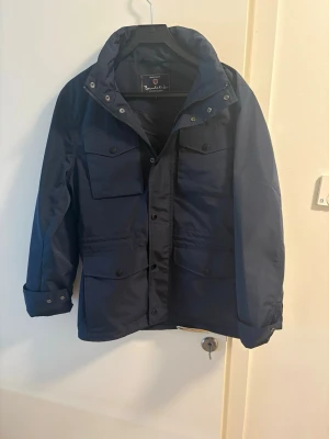 Bondelid Field Jacket - Tja, säljer denna stilrena och schyssta vårjacka från Bondelid. Perfekt nu intill våren då den är sjukt snygg och fräsch! Jackan är köpt för 1799 men sälj pga av för liten. Den är även helt ny och aldrig använd. Hör av er vid frågor☀️