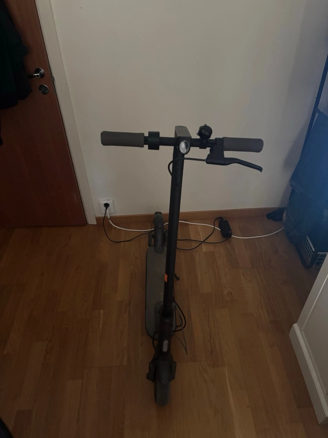 Svart elscooter med laddare 25km/t - 2