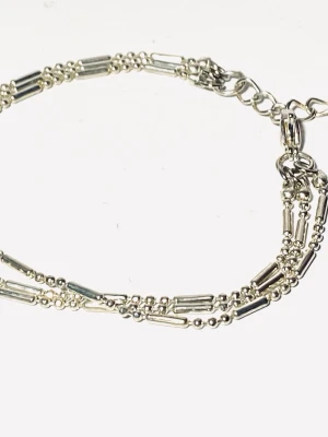 Silverfärgat armband med pärldetaljer - Armband med tre kul kedjor i färgen platinum med klo lås . Material i mässing och rostfritt stål 