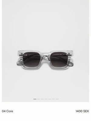 Chimi Solglasögon - Säljer ett par solglasögon som är såå snygga och perfekta nu till sommaren!! Modell 04 i färgen Core. Väldigt bra skick, skriv för egna bilder 